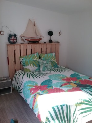 2 bedrooms, desk, iron/ironing board, free WiFi