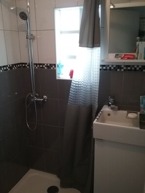 Dusche, umweltfreundliche Kosmetikartikel, Haartrockner, Handtücher