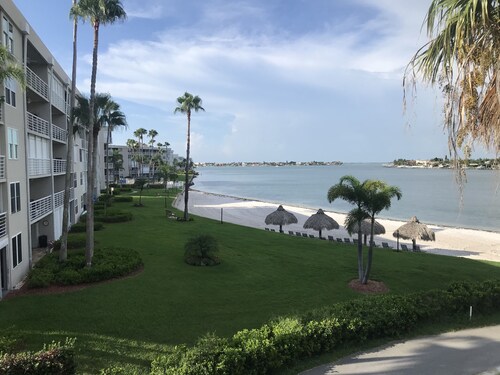 Beautiful 2 BR/2 BA condo on the 8th green at Isla Del Sol