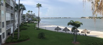 Beautiful 2 BR/2 BA condo on the 8th green at Isla Del Sol