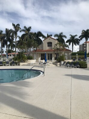 Outdoor pool, a heated pool - Beautiful 2 BR/2 BA condo on the 8th green at Isla Del Sol (St. Petersburg)