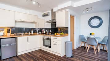 Fridge, microwave, oven, coffee/tea maker