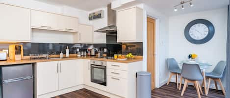 Fridge, microwave, oven, coffee/tea maker