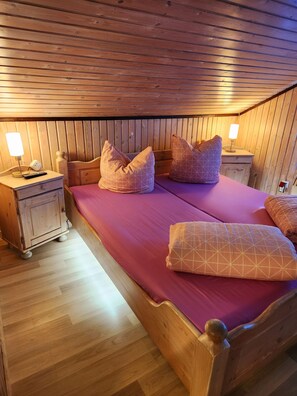 3 bedrooms, in-room safe, iron/ironing board, travel cot