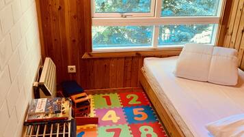 3 間睡房、房內夾萬、熨斗/熨衫板、可攜式嬰兒床