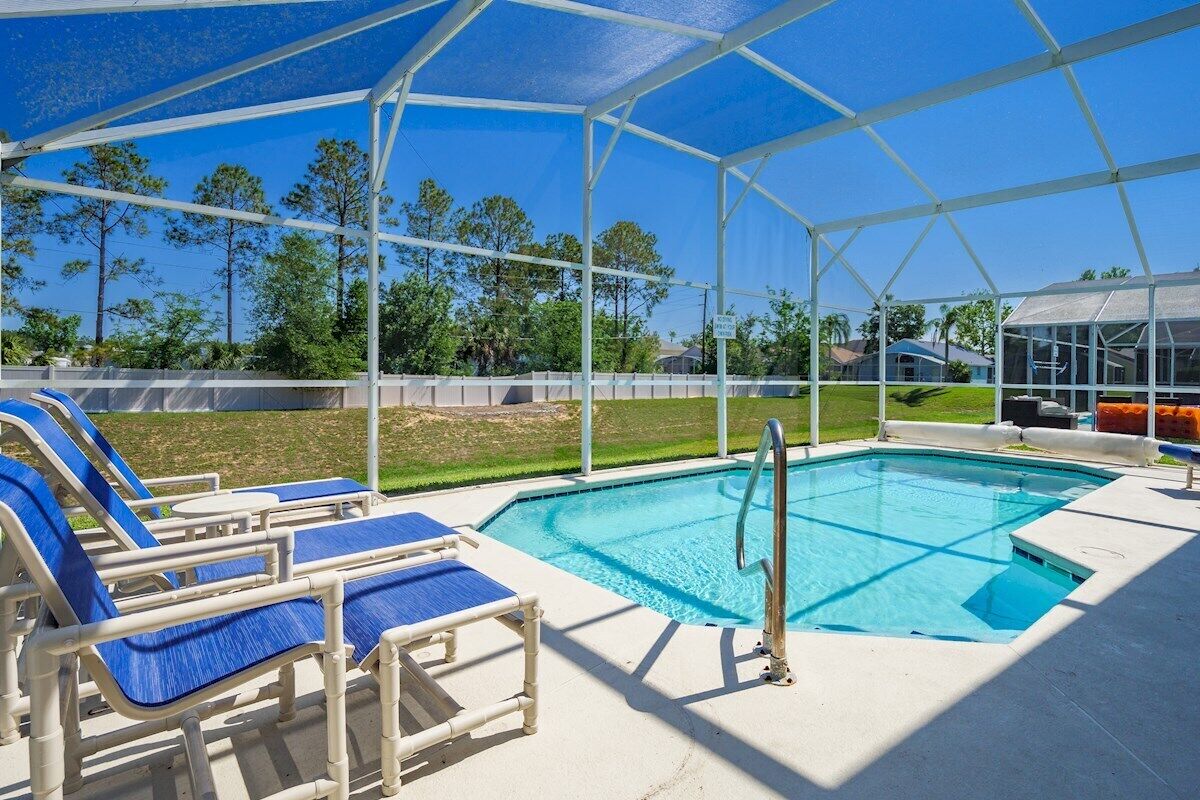 Gated Community Westridge! 4 bedrooms, 3 bathrooms and private pool. Free WIFI