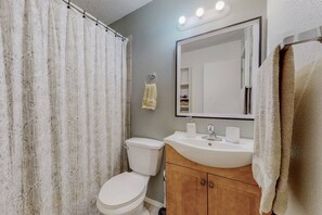 Combined shower/bathtub, towels, soap, shampoo - Hazel Orchid, Near Old Town (Albuquerque)