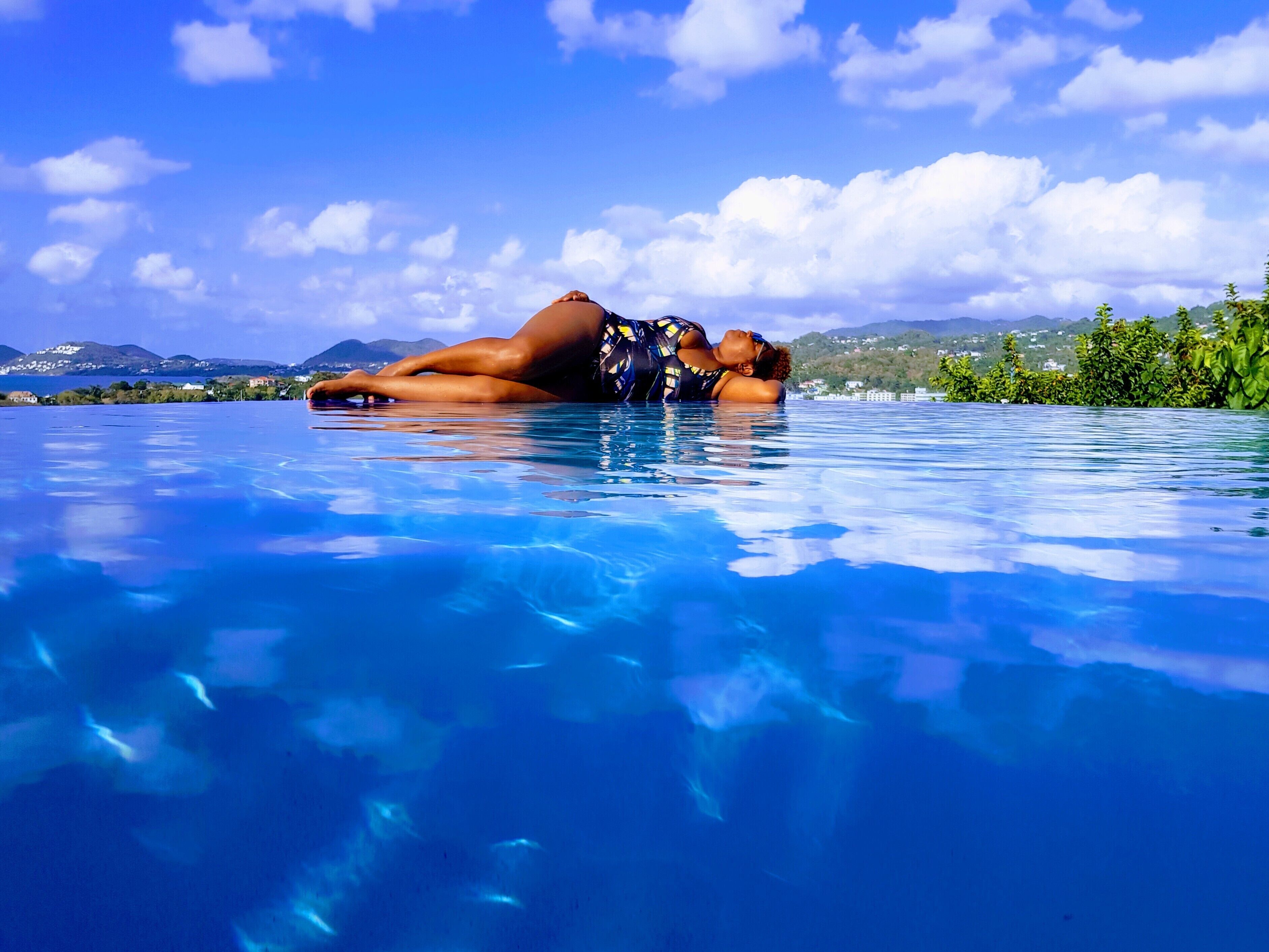 Een buitenzwembad en een infinitypool