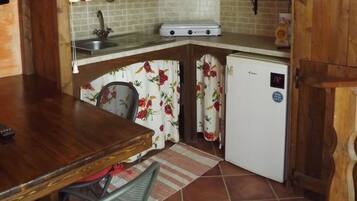 Kühlschrank, Wasserkocher mit Kaffee-/Teezubehör