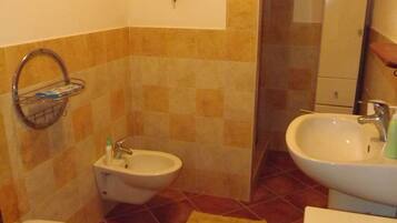 Dusche, Haartrockner, Bidet, Handtücher