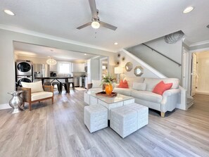 智能电视、DVD 播放器、桌上足球、影片库