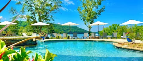 Alberca al aire libre y alberca climatizada