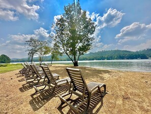 Plage à proximité, chaises longues