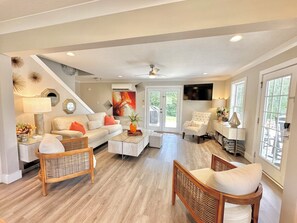 智能电视、DVD 播放器、桌上足球、影片库