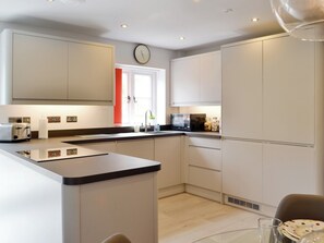 Oven, dishwasher, cookware/dishes/utensils, freezer