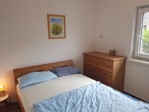 3 bedrooms, desk, free WiFi, bed sheets