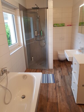 Baignoire, séchoir à cheveux, serviettes fournies, savon