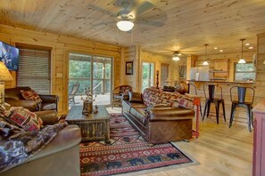 TV - CABiN of FUN w/ Indoor Pool, Hot Tub and Firepit (Pigeon Forge)