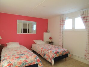 4 bedrooms, iron/ironing board, travel crib, free WiFi - Villa hyper center, quiet, 4 bedrooms, 2 bathrooms, enclosed garden (200m2) WIFI (Royan)