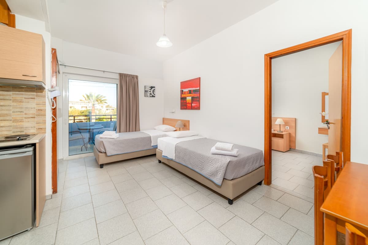 Suite one Bedroom with Inland View | 1 habitación, caja de seguridad en la habitación y cortinas blackout