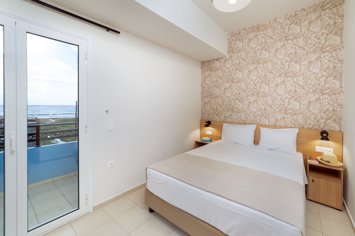 Suite Two Bedroom with Sea View | 1 habitación, caja de seguridad en la habitación y cortinas blackout