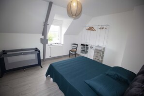 4 bedrooms, desk, iron/ironing board, free WiFi - Le Petit Concise 20mn from Mont Saint Michel <br> 50240 Saint -James<br> (Saint-James)
