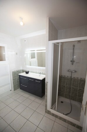 Badewanne, Haartrockner, Toilettenpapier
