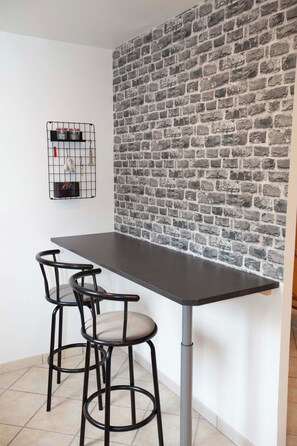 Dining - Le Petit Concise 20mn from Mont Saint Michel <br> 50240 Saint -James<br> (Saint-James)