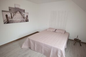 4 bedrooms, desk, iron/ironing board, free WiFi