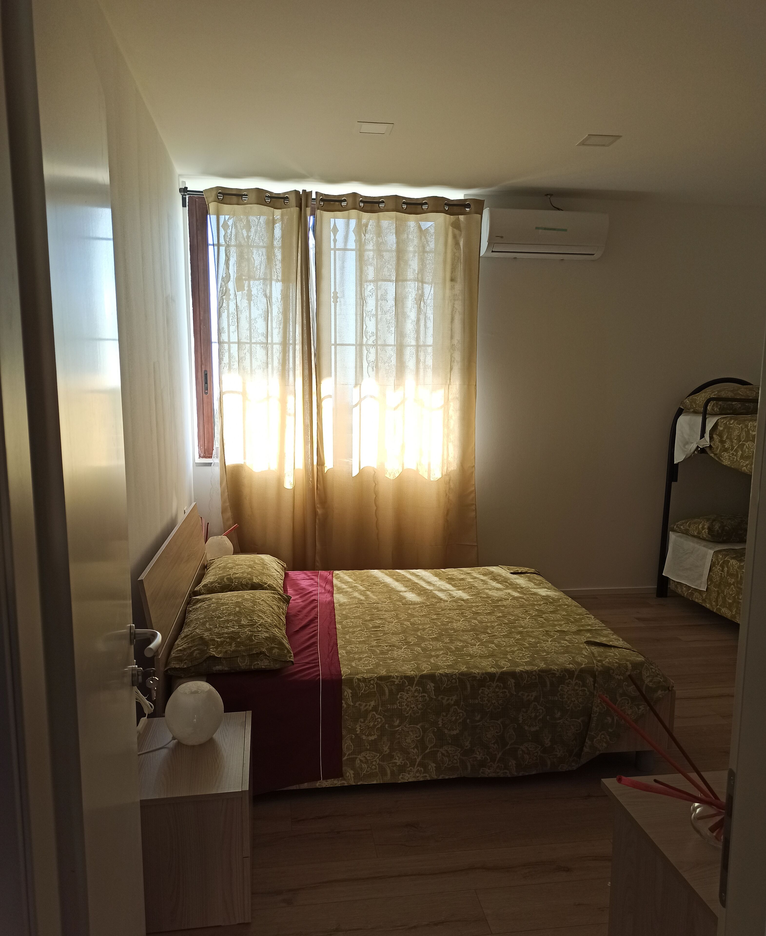 高級寢具、記憶棉床墊、迷你吧、書桌