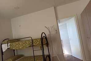 أغطية فراش متميزة وأسرّة بإسفنج يتكيف مع شكل الجسم وميني بار ومكتب