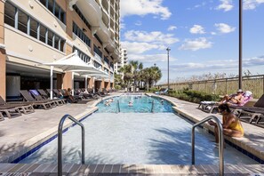 Innendørsbasseng og et oppvarmet basseng