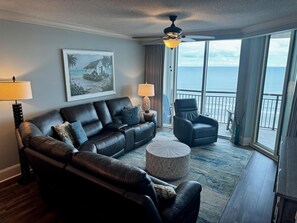 Smart-TV, DVD-spiller og bøker