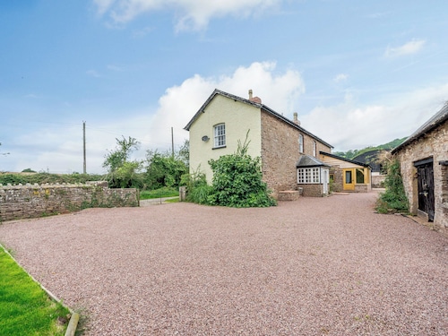4 bedroom accommodation in Skenfrith, near Monmouth