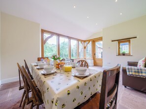 Dining - 4 bedroom accommodation in Skenfrith, near Monmouth (Skenfrith, near Monmouth)