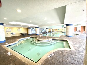 Een binnenzwembad, een verwarmd zwembad