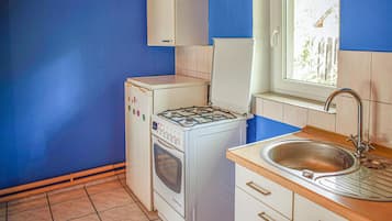 Fridge, stovetop
