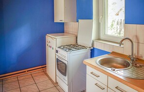 Réfrigérateur, four à micro-ondes, surface de cuisson