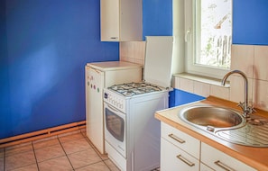 Kühlschrank, Mikrowelle, Herdplatte, Kochgeschirr/Geschirr/Besteck