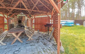 Outdoor dining - 2 bedroom pet friendly home in Legbad (Legbad)