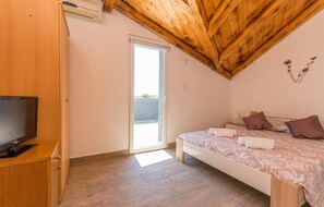 3 bedrooms, travel cot, free WiFi, bed sheets