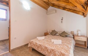 3 bedrooms, travel crib, free WiFi, bed sheets