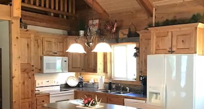 Mighty Moose Log Cabin, 20 Minutes to W Yellowstone, Fishing, Sleeps 10.