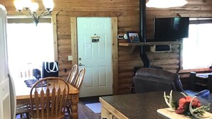 Un interior de madera con comedor, cocina y sala de estar.
