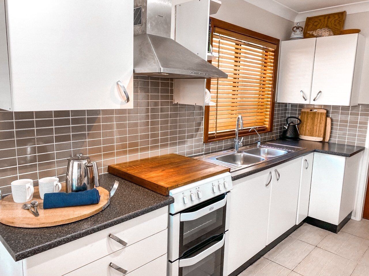 冷蔵庫、電子レンジ、オーブン、コンロ