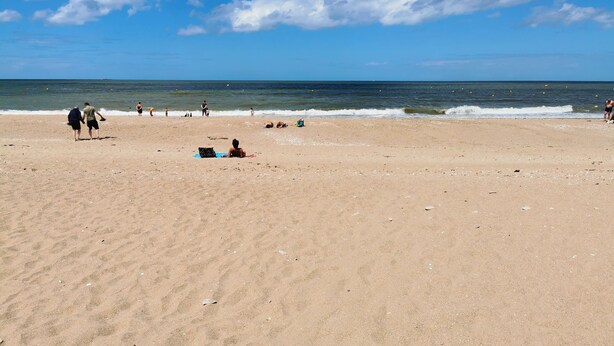 A wide sandy beach with a clear sky and calm sea. - Chambre Avec Douche Privée , Espace Cuisine (Deauville)