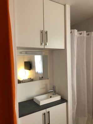 Shower, hair dryer, towels, toilet paper - Chambre Avec Douche Privée , Espace Cuisine (Deauville)