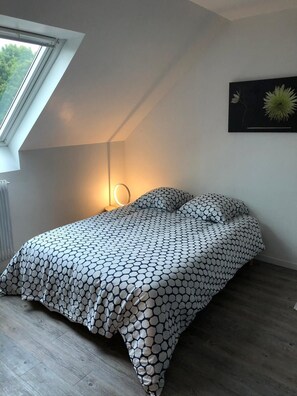 1 bedroom, travel crib, WiFi, bed sheets - Chambre Avec Douche Privée , Espace Cuisine (Deauville)
