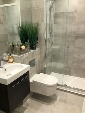 Dusche, Haartrockner, Handtücher, Seife