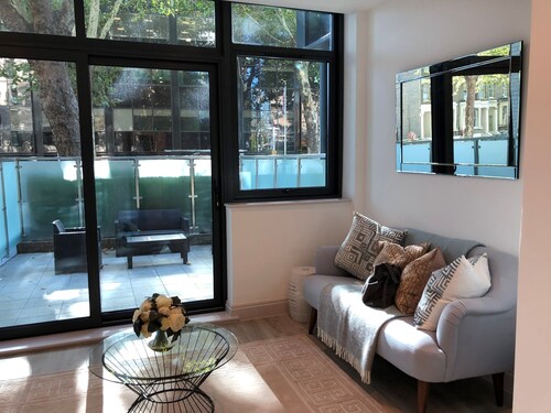 New contemporary flat with gated parking,walk to shops, movies,restaurants,tubes
